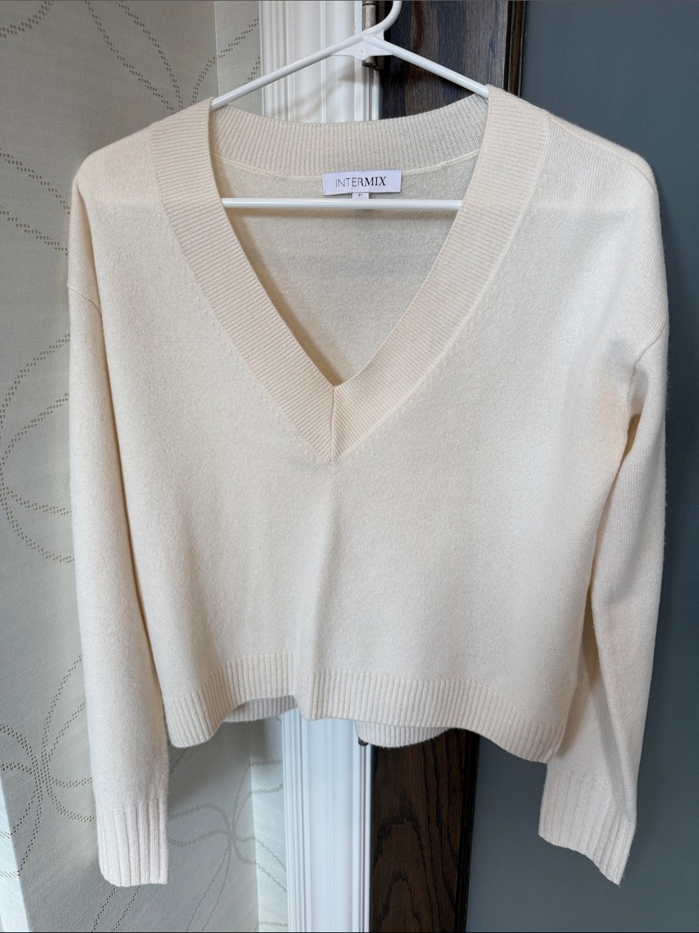 INTERMIX Cream V-Neck Lightweight Cashmere-Blend Sweater